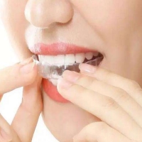 如何缓解矫正牙齿过程中的疼痛和不适